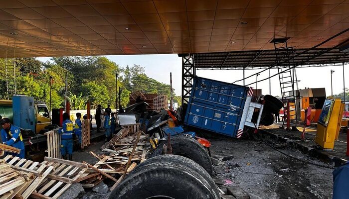 Truk Tabrak Gerbang Tol Ciawi, Status Uji KIR Jadi Taruhan Nyawa!