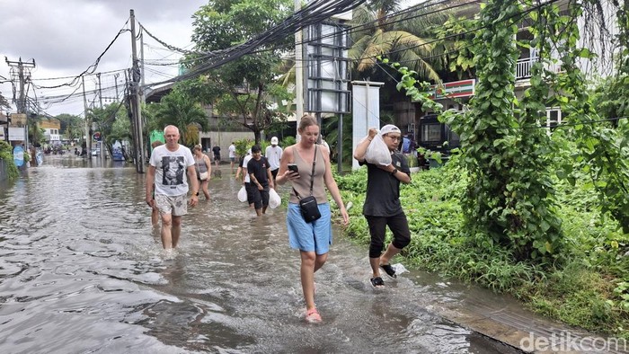 **Bali Terkena Banjir: 16 Vila di Berawa Terendam, Wisatawan Pindah ke Hotel**