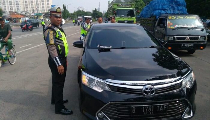 Polisi Minta Warga Sipil yang Pakai Strobo-Sirene Sadar Diri Segera Copot, Inilah Risikonya
