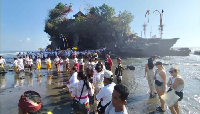 **Tanah Lot, Destinasi Khas Bali yang Wajib Masuk Daftar Itinerary Liburan**