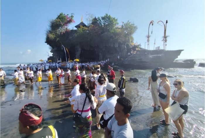**Tanah Lot, Destinasi Khas Bali yang Wajib Masuk Daftar Itinerary Liburan**