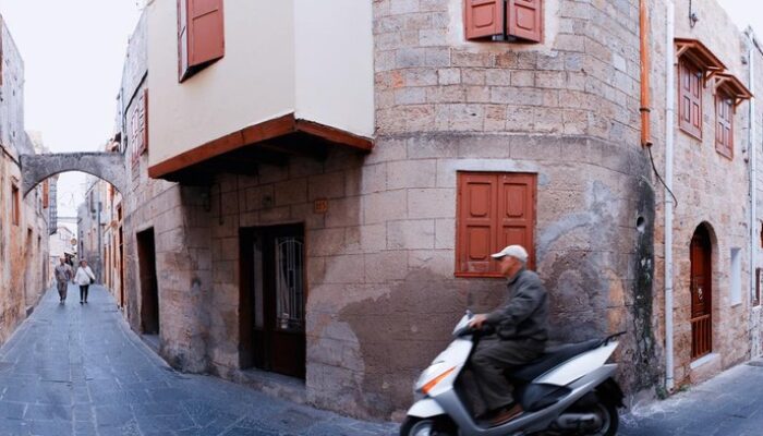 Skandal Menyedihkan di Pulau Eksotis Rhodes: Turis Inggris Ditangkap Diduga Perkosa Turis Norwegia