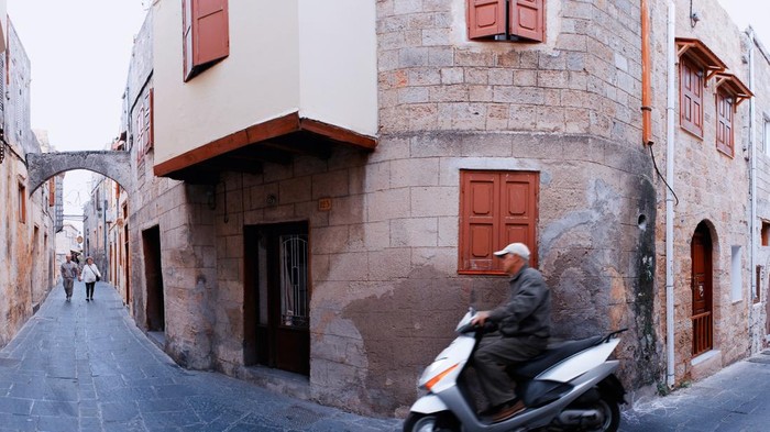 Skandal Menyedihkan di Pulau Eksotis Rhodes: Turis Inggris Ditangkap Diduga Perkosa Turis Norwegia