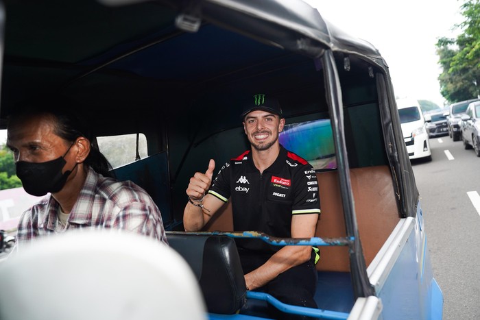 **2 Pebalap MotoGP VR46 Racing Team Jajal Bajaj-MRT di Jakarta**