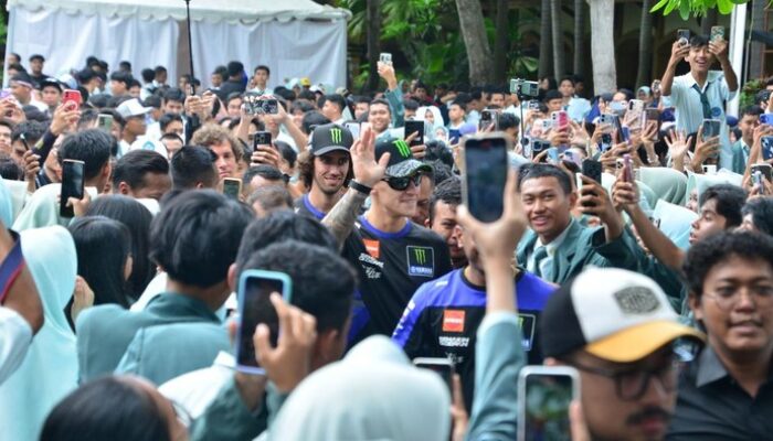 Quartararo Nongkrong Bareng Anak SMA: Ingat Zaman Sekolah Dulu, Cerita Balap yang Inspiratif!