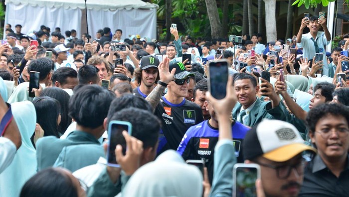 Quartararo Nongkrong Bareng Anak SMA: Ingat Zaman Sekolah Dulu, Cerita Balap yang Inspiratif!