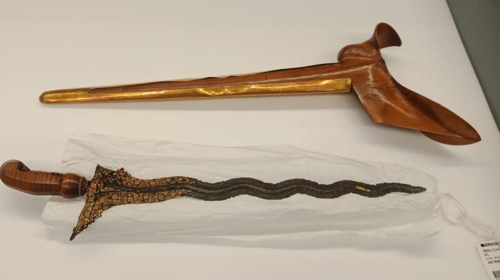 **Keris Naga Siluman: Perjalanan Pulang dari Belanda ke Indonesia**