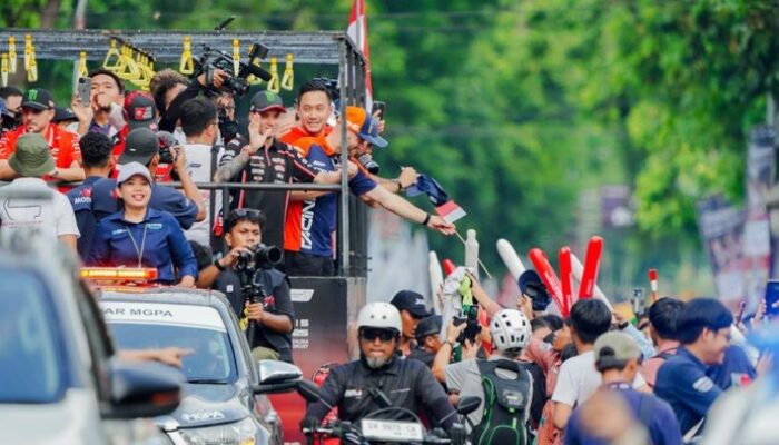 “Parade MotoGP Mandalika 2025: Sambutan Warga Lombok Membuat Pebalap Berdecak Kagum!”