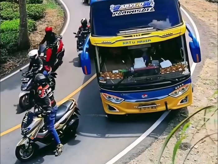 Viral Konvoi Nmax Hadang Bus di Tikungan, Kini Berujung Ditilang - Update 1