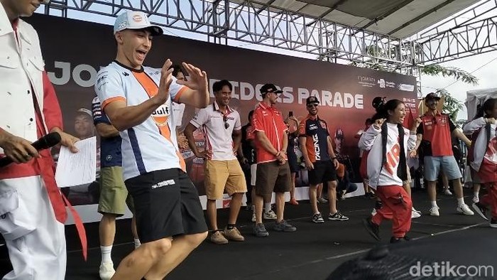 **Ride & Dance: 10 Pebalap MotoGP Berjoget Tabola-Bale di Mataram, NTB**