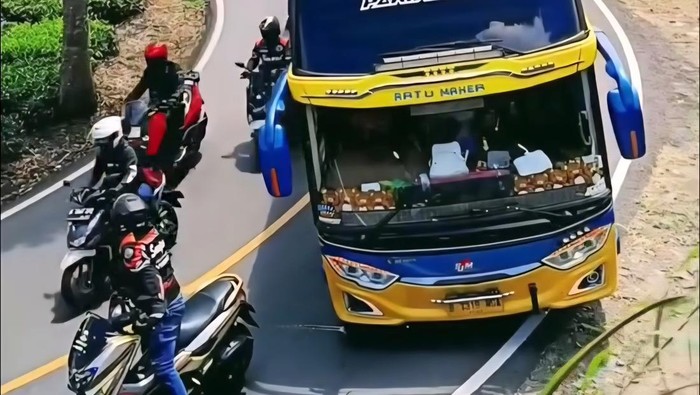 **Cegat Bus Pariwisata di Ciwidey: Rombongan Motor Nmax Minta Maaf, Destinasi Viral yang Menakjubkan**