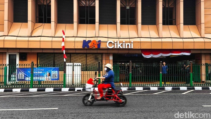 **Eksplorasi Warna-Warni Stasiun Rute Manggarai-Kota, Hiburan Anak dan Penanda Unik**