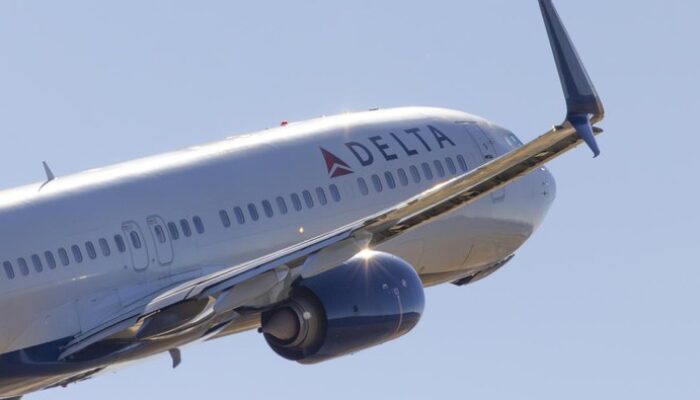 **Tabrakan Mengejutkan di Bandara New York: Dua Pesawat Delta Salip di Landasan Pacu!**