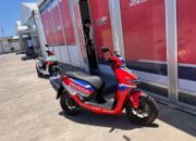 “Alasan Honda Bawa Motor Listrik Rakitan RI di Paddock MotoGP Mandalika: Inovasi Honda CUV e: e: riwa-riwi di paddock jadi pemandangan unik di MotoGP Mandalika 2025. PT Astra Honda (AHM) mengungkap alasan menggunakan Honda CUV e: jadi kendaraan pebalap di paddock.”