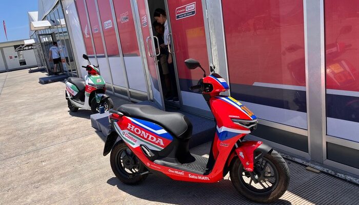 “Alasan Honda Bawa Motor Listrik Rakitan RI di Paddock MotoGP Mandalika: Inovasi Honda CUV e: e: riwa-riwi di paddock jadi pemandangan unik di MotoGP Mandalika 2025. PT Astra Honda (AHM) mengungkap alasan menggunakan Honda CUV e: jadi kendaraan pebalap di paddock.”