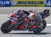 **Bukan Marquez! Sprint Race MotoGP Mandalika 2025: Kemenangan Bezzecchi dengan Performa Aprilia**