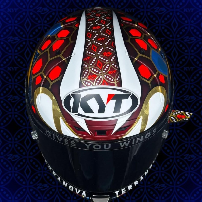 **Terinspirasi Budaya Indonesia, Pebalap Ini Pakai Motif Batik-Komodo di Helmnya di Sirkuit Mandalika**