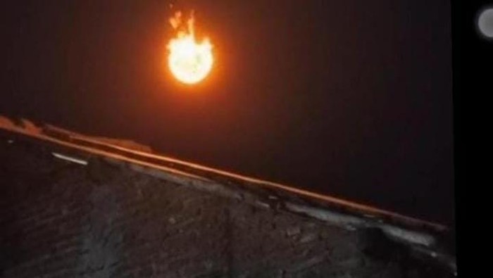 Cirebon Geger, Bola Api Membuat Langit Bergetar dan Suara Dentuman Mengguncangkan Warga