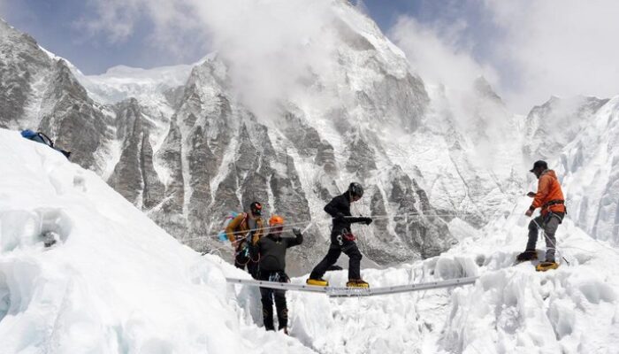 **Mencekam, 1.000 Wisatawan Terjebak Badai Salju di Gunung Everest: Kisah Petualangan Ekstrem di Puncak Dunia**