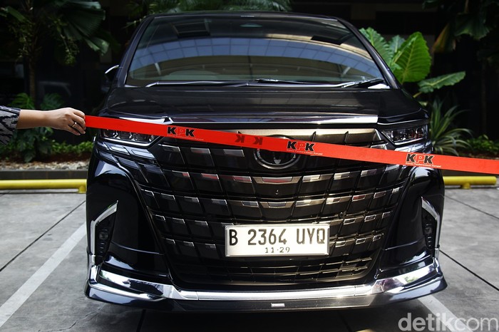 Kembalinya Identitas Toyota Alphard ke KPK usai Disita dari Eks Wamenaker Noel
