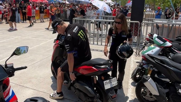 **Act of Service Quartararo: Beri Helm dan Turunkan Footstep buat Boncenger Wanita**