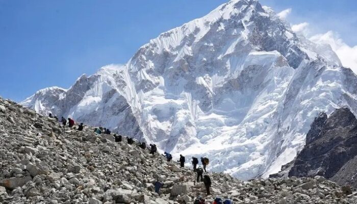**Semua Pendaki yang Terjebak di Gunung Everest Telah Dievakuasi**