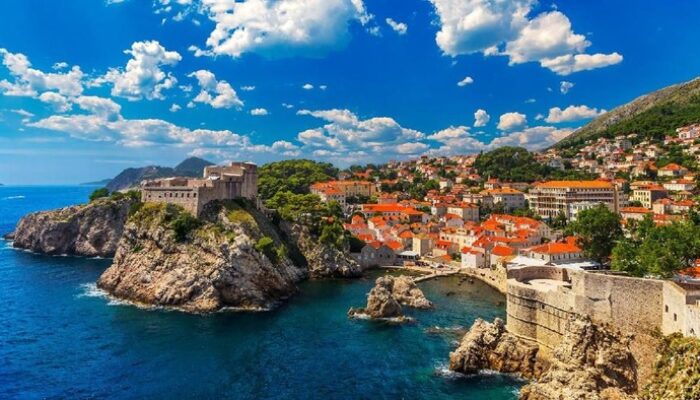“Kota Dubrovnik Dikepung Turis, Terancam Dicoret dari Daftar UNESCO: Krisis atau Kesempatan?”