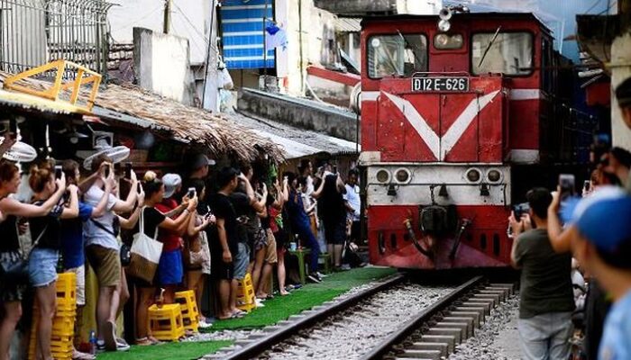 **Kereta Menyeramkan di Hanoi Train Street: Meja-Kursi Kafe Terjungkal, Turis Panik!**