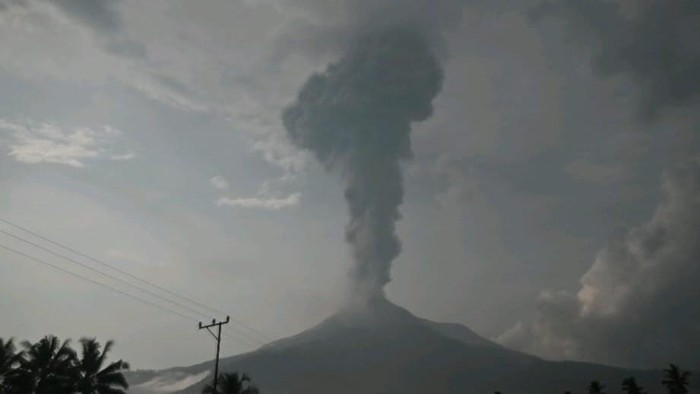 Gunung Ile Lewotolok Meletus, Bandara Larantuka dan Lembata Setop Operasional: Apa yang Harus Diketahui Para Wisatawan