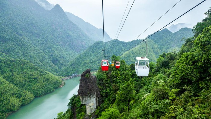 **Kereta Gantung Mogok di Ketinggian, Wisatawan Panik di Gunung Tianmen, Hunan**