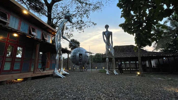 **Kampung Alien di Kulon Progo: Pesona Misterius dengan Patung Alien 3 Meter!**