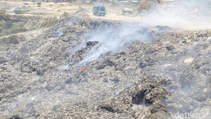 **Ajaib! Sisa Sampah di Brown Canyon Semarang Bisa Menyala Api Tanpa Dibakar**