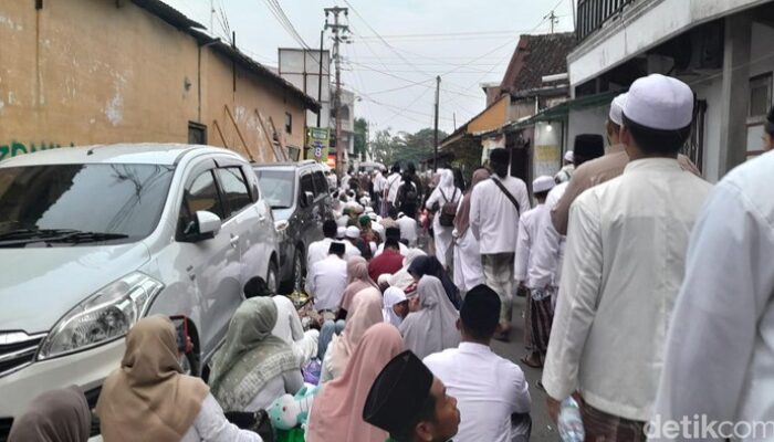 **Solo Menyongsong Haul Habib Ali: Hotel Ramai, Harga Naik 300%**