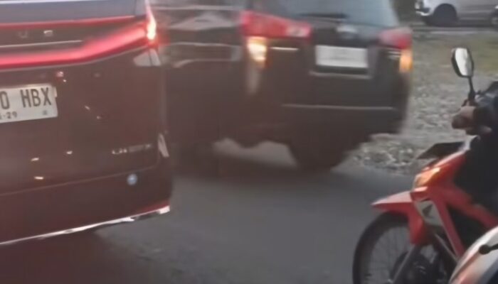 Lexus Sultan HB X Terjebak Lampu Merah, Ditelan Rombongan ‘Tot-Tot Wuk-Wuk’