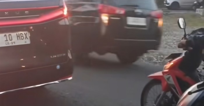 Lexus Sultan HB X Terjebak Lampu Merah, Ditelan Rombongan 'Tot-Tot Wuk-Wuk'