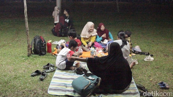 Ragunan Buka Malam Minggu, Wisatawan Senang!