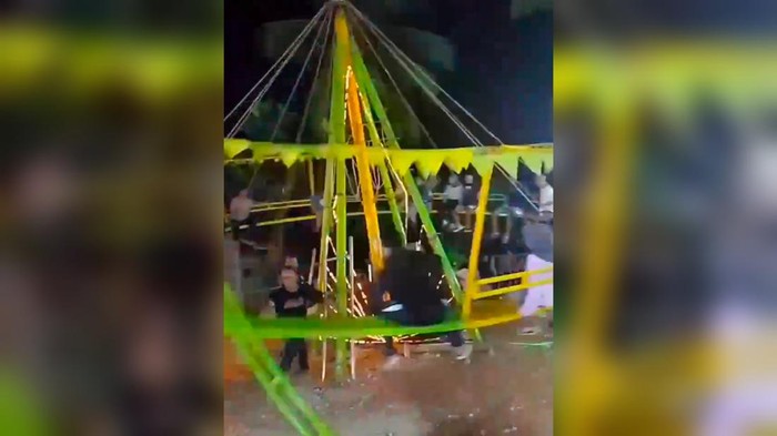**Wahana 'Ombak Banyu' Pasar Malam Purworejo Ambruk, Penumpang Terluka: Sebuah Peristiwa Mengejutkan di Desa Kaliboto**