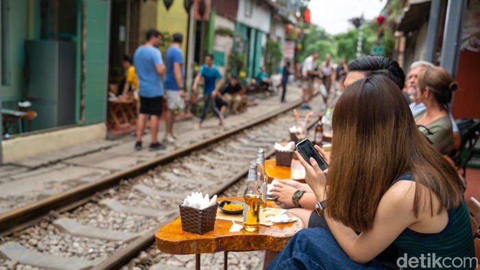 **Setelah Insiden Kereta, Hanoi Train Street Tetap Menjadi Destinasi Wajib untuk Para Pecinta Petualangan**