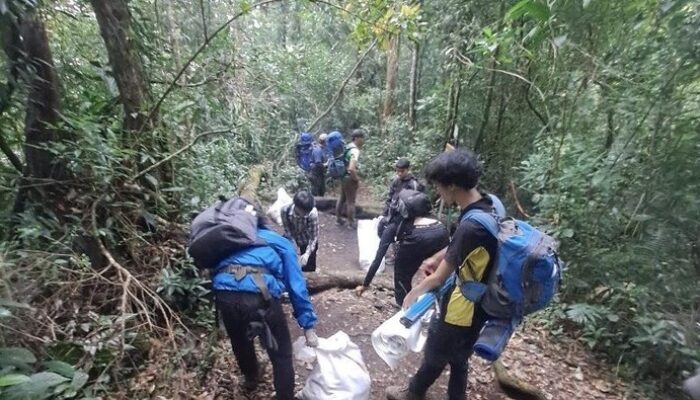 **115 Kg Sampah Dibalik Keindahan Jalur Selabintana Gunung Gede Pangrango**