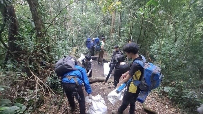 **115 Kg Sampah Dibalik Keindahan Jalur Selabintana Gunung Gede Pangrango**