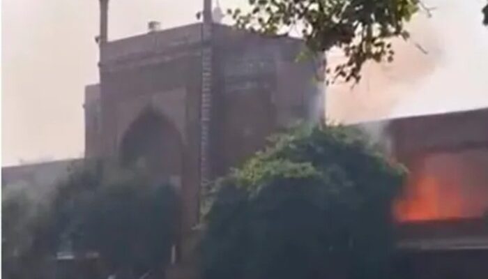 “Taj Mahal dalam Bahaya: Komplek Taj Mahal Kebakaran!”