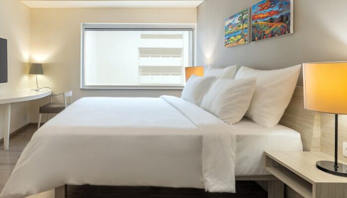 “Hotel Baru di Jakarta Ini Bikin Betah, Tiap Sudutnya Dihiasi Karya Seni!”