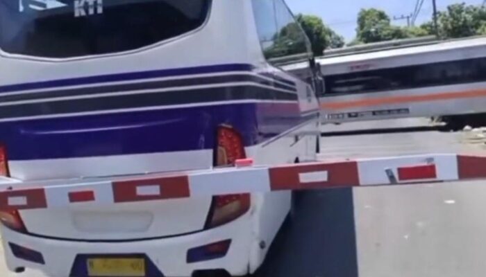 “Sopir Bus Viral, Aksi Nekat Terobos Palang KA, Nyaris Tewas!”