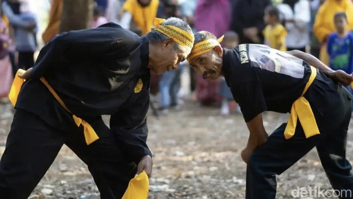 Menyaksikan Tradisi Adu Kepala Eksotis di Bima, NTB