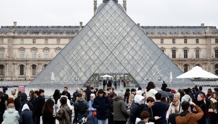 **Museum Louvre, Istana Budaya yang Ditohok Perampokan Aula Raja**
