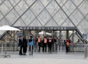 **Misteri Kecolongan Besar di Museum Louvre: Perjalanan Keamanan Prancis yang Tercengker**