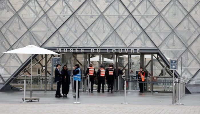 **Misteri Kecolongan Besar di Museum Louvre: Perjalanan Keamanan Prancis yang Tercengker**