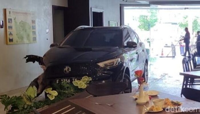 Terungkap! Warga Saksikan Mobil Listrik ‘Terbang’ Masuk Hotel, Ini Jawabannya?