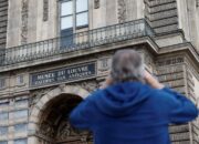 “Perhiasan Bersejarah Digondol Maling, Bos Louvre Salahkan CCTV: Krisis Keamanan di Dunia Travel!”