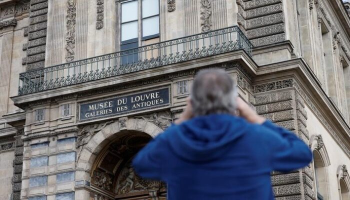 “Perhiasan Bersejarah Digondol Maling, Bos Louvre Salahkan CCTV: Krisis Keamanan di Dunia Travel!”